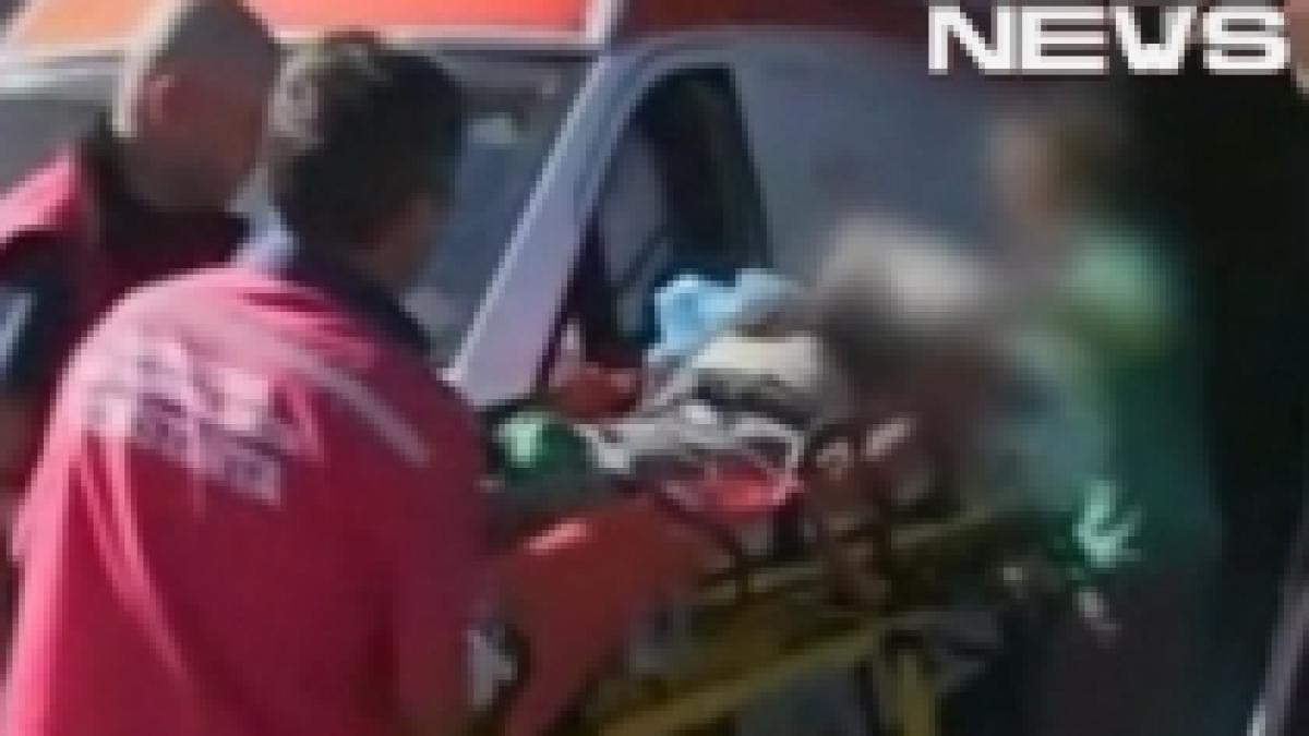 a ciuruit doi tineri cu alice dupa ce i au batut fiul video