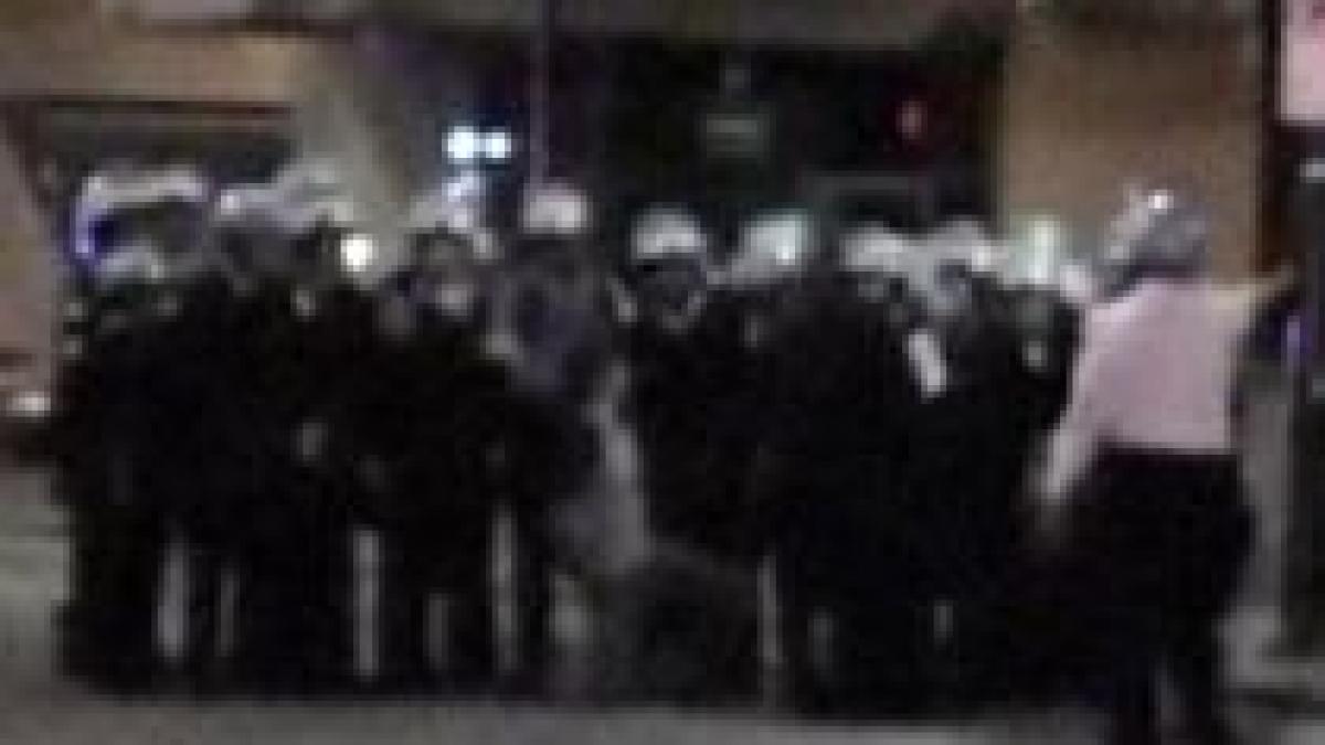 imagini controversate de la summitul g20 un grup de politisti se fotografiaza cu un student arestat