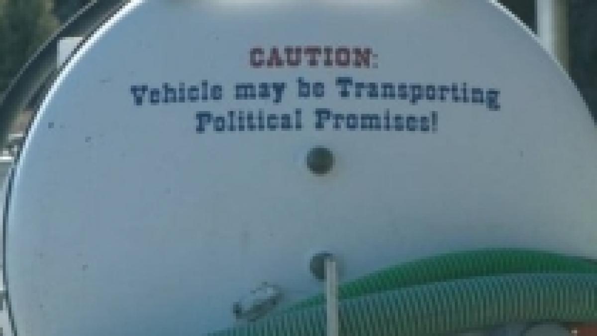 o masina de vidanj inscriptionata din dragoste pentru politicieni foto