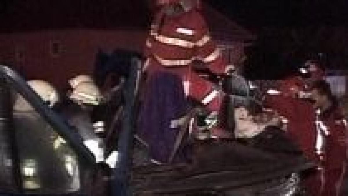 un microbuz s a ciocnit frontal cu un tir o persoana a murit si cinci au fost ranite video