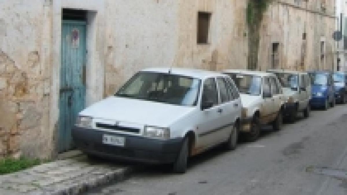 la capatul nervilor a lovit mai multe masini cu diplomatul pentru ca nu avea loc pe trotuar