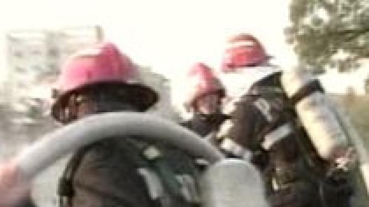 panica intr un bloc de locuinte din constanta dupa ce acoperisul a fost cuprins de flacari video