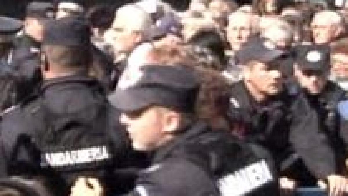 bataie pe mancare la pitesti 2 000 de pensionari s au calcat in picioare pentru o sacosa cu