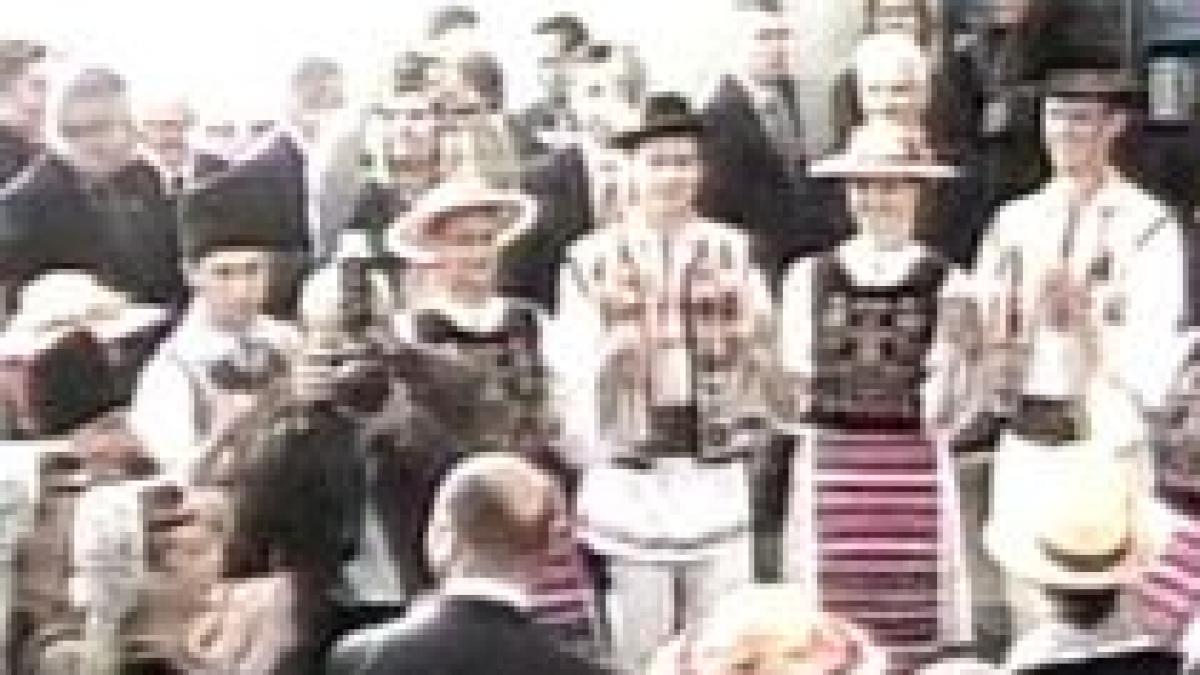 guvernul pica basescu danseaza presedintele joaca hora la cluj in timp ce ministrii psd isi dau