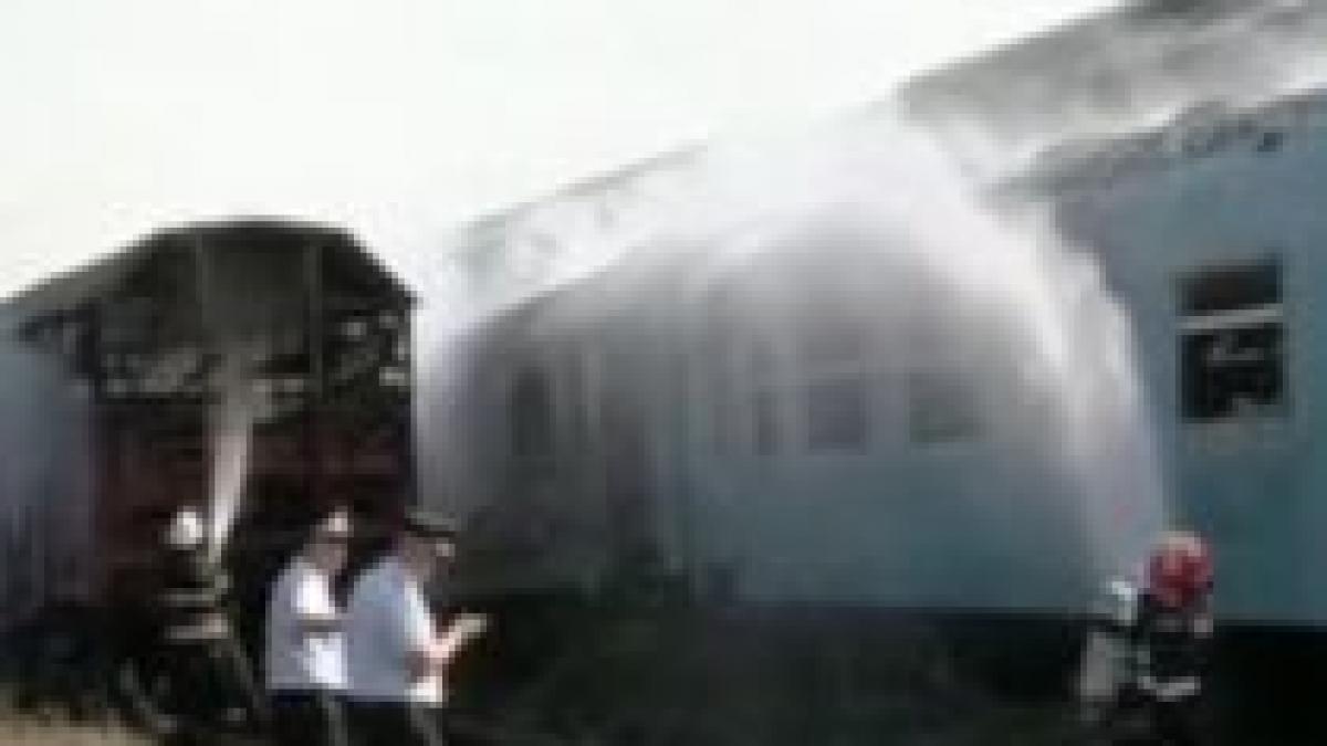 sase vagoane scoase din uz cuprinse de flacari intr o gara din hunedoara video