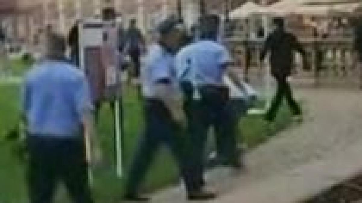 ultrasii croati si cei timisoreni s au luat la bataie in plina strada video