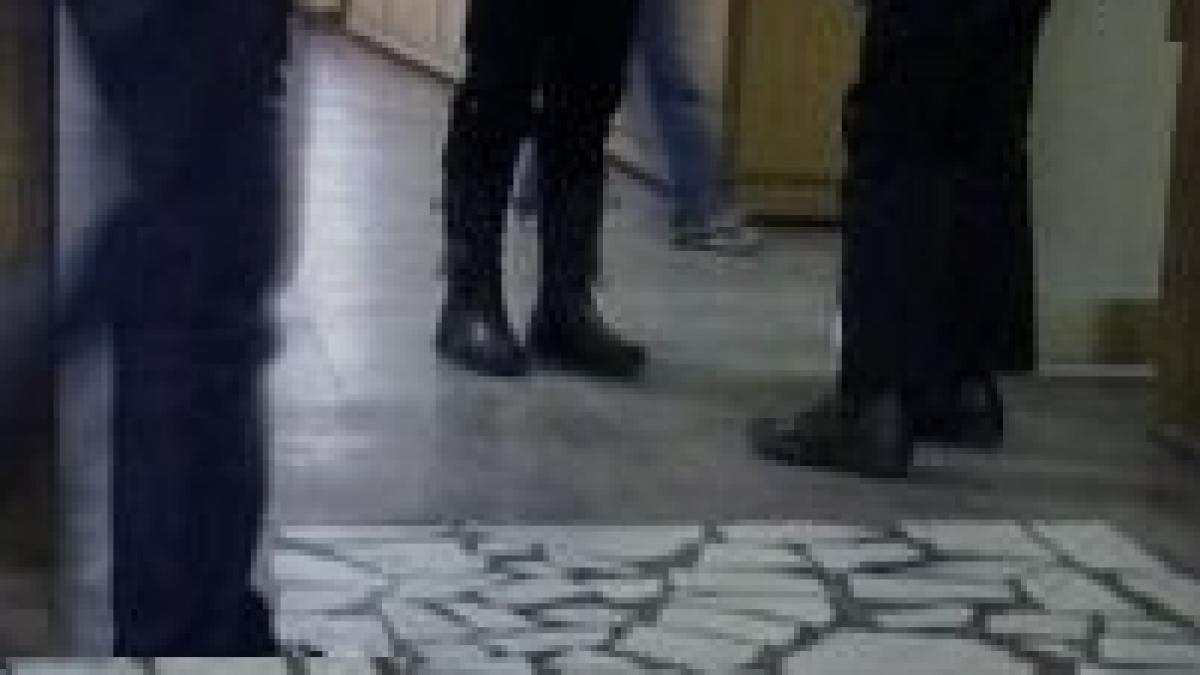 Cluj: Angajat al unei şcoli, prins în flagrant de luare de mită