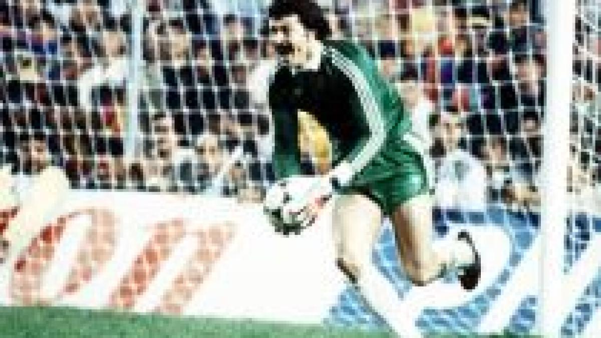 cupa campionilor europeni s a intors la bucuresti si a fost prezentata ca pe vremuri de duckadam