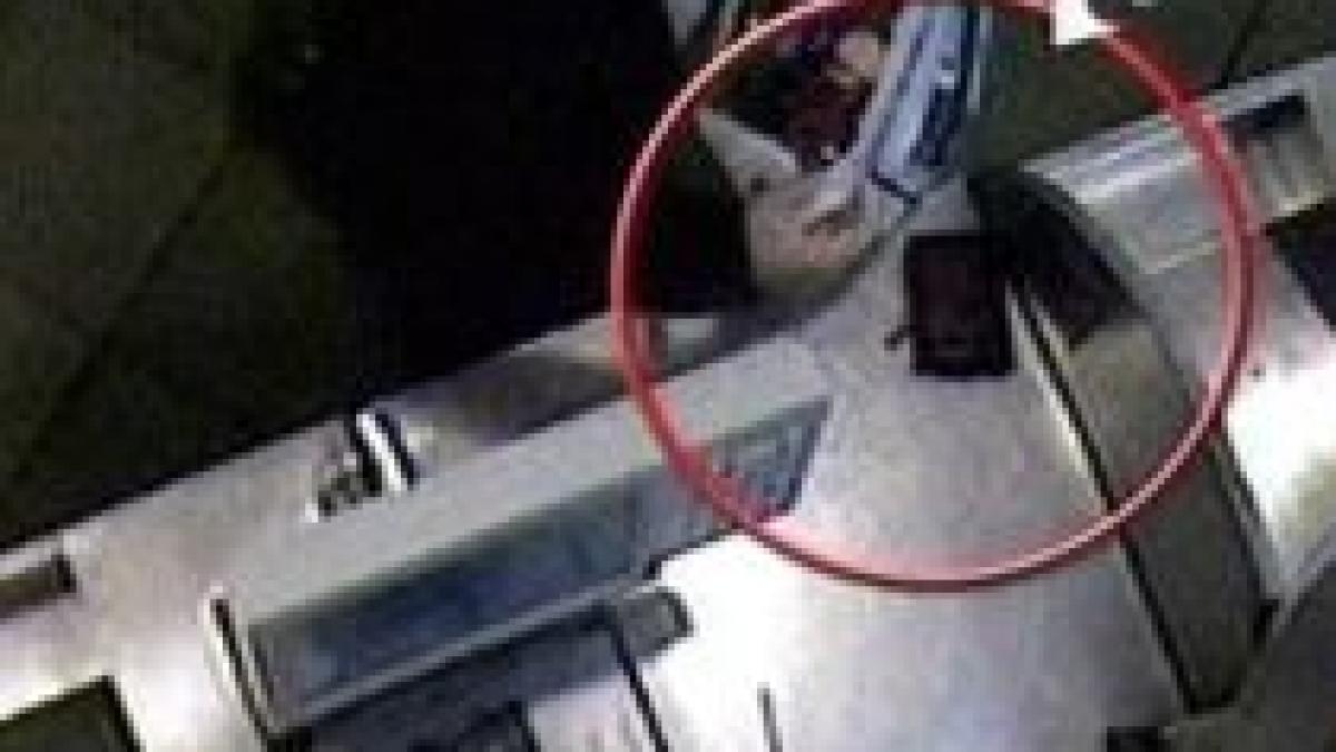 hotie sau neglijenta o femeie a plecat din supermarket cu portofelul altei cliente video