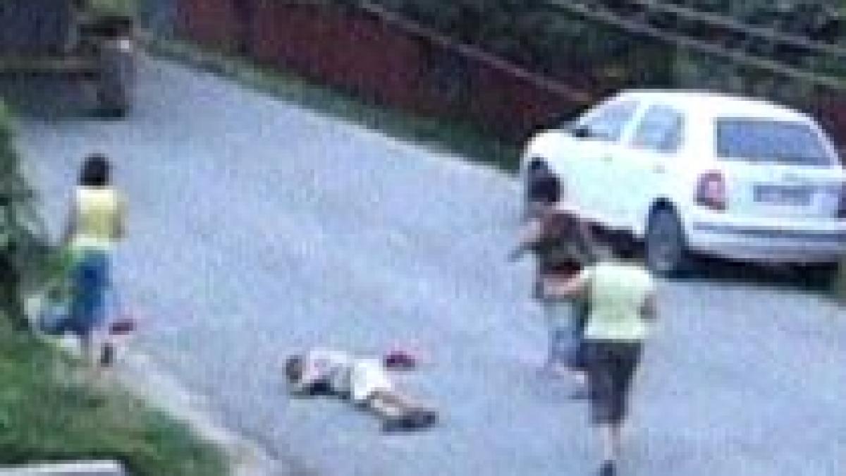 nepasare fara margini barbat care zace nemiscat in mijlocul strazii ignorat de trecatori video