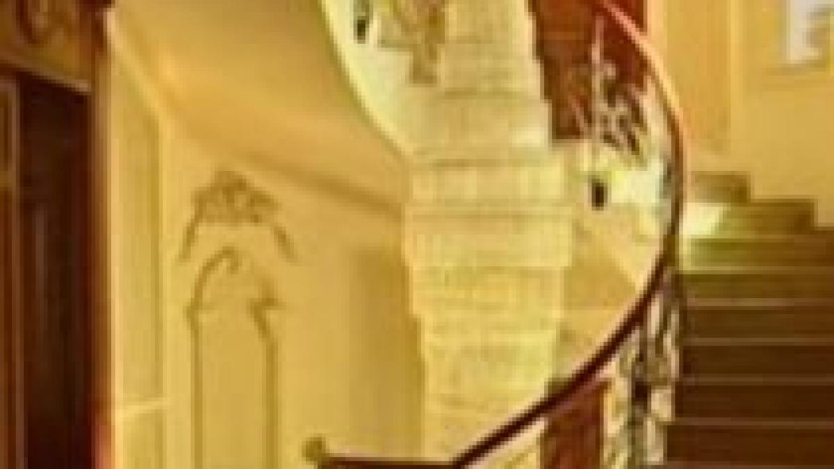 Candelabru uriaş. Coloana infinitului, reprodusă din peste 2.000 de cristale (VIDEO)