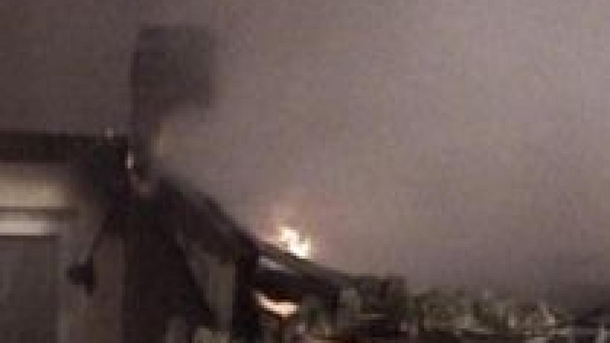 trei acoperisuri au ars dupa ce o femeie si a dat foc la casa video