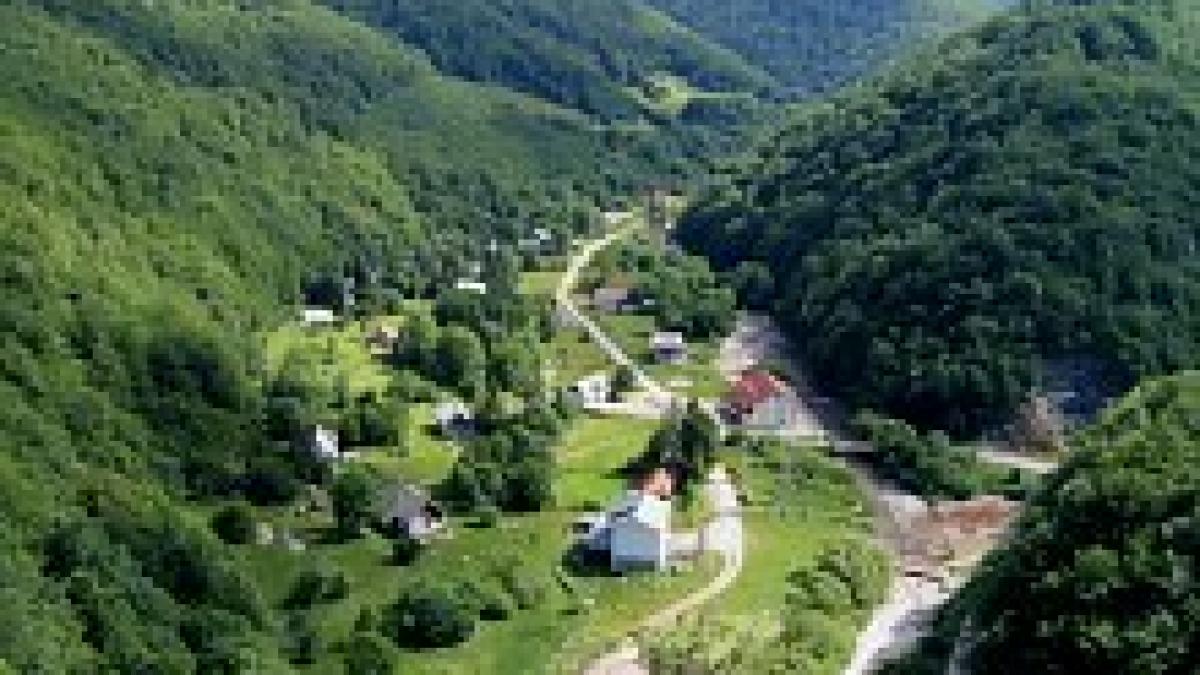 Priveliştile de neuitat din Valea Boga, presărate cu gropi de gunoi improvizate (FOTO)