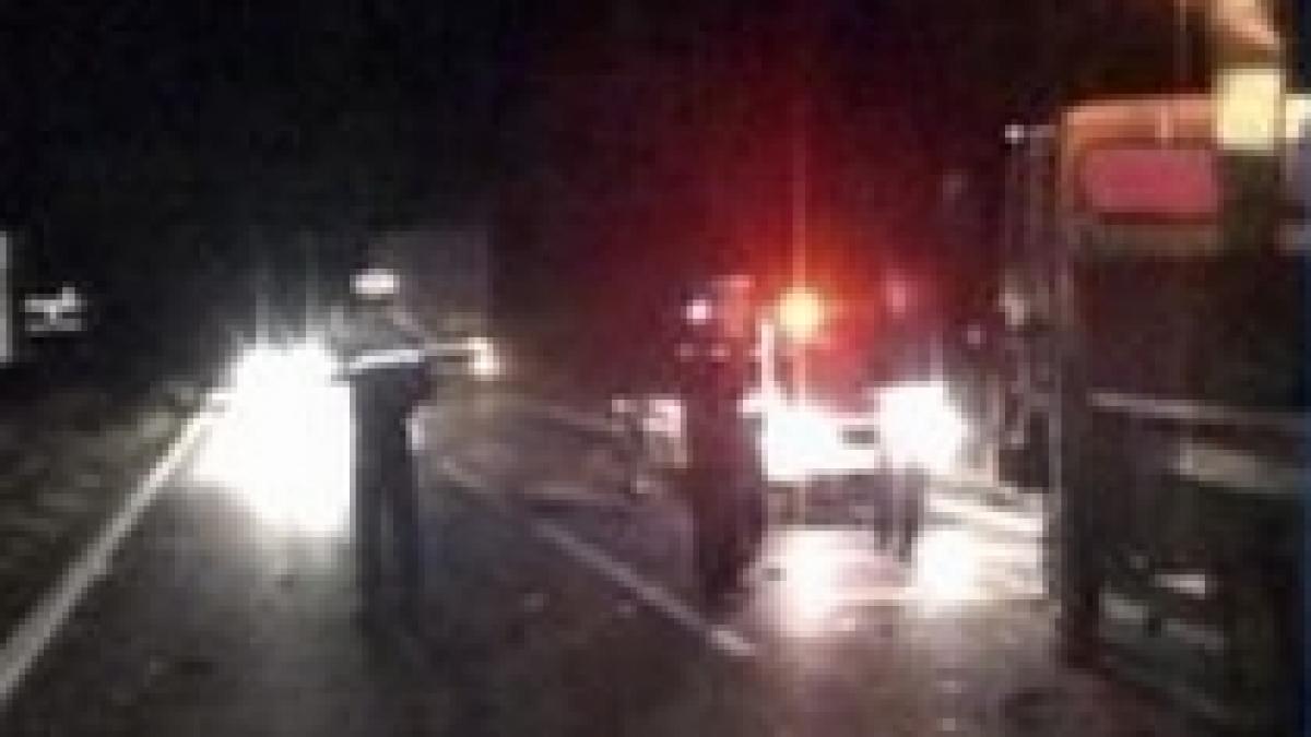 infotrafic tanara strivita in masina de baloti cazuti dintr o remorca