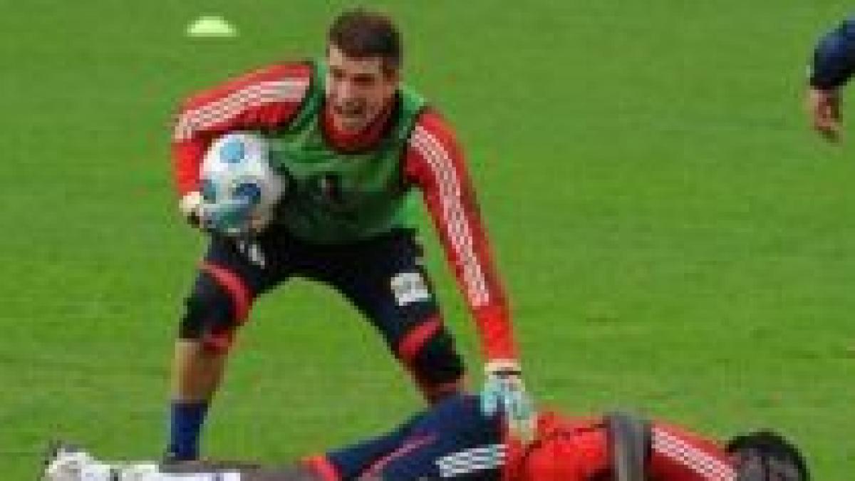 scene socante la antrenamentul frantei gomis s a prabusit inconstient pe teren din senin foto