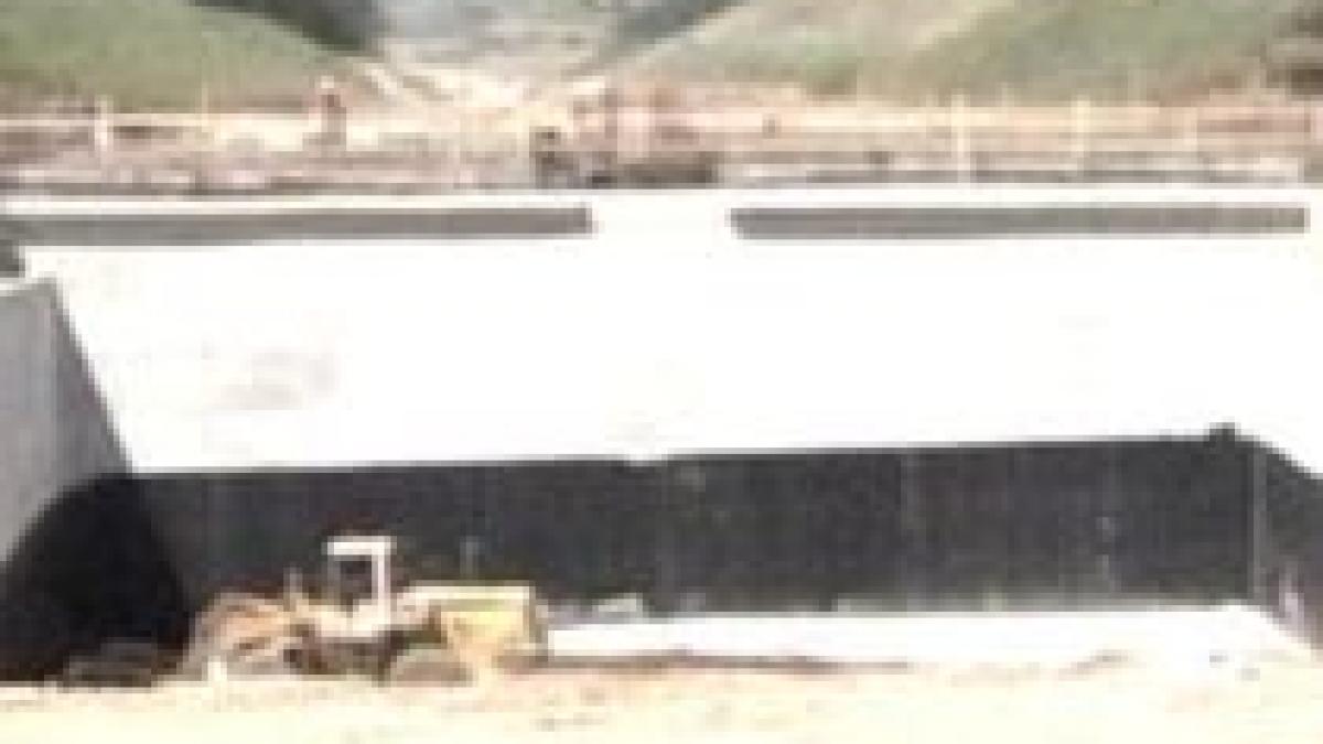 santierul autostrazii transilvania doi oameni au murit dupa ce au cazut de la inaltime