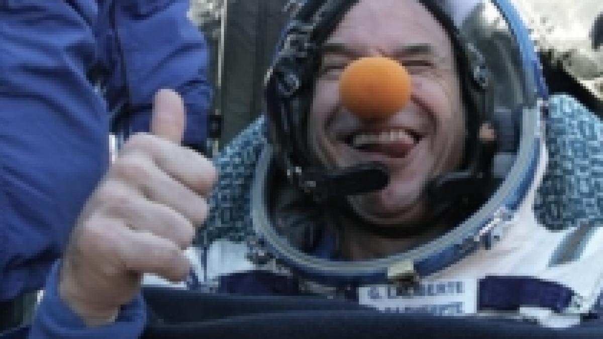 clovnul spatial s a intors pe pamant video