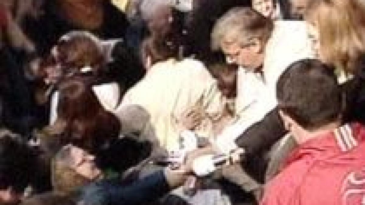 oamenii s au calcat in picioare pentru a intra in biserica din curtea palatului cotroceni video