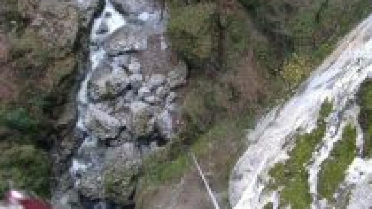 un barbat a fost salvat de pe munte dupa ce si a prins piciorul intr o capcana pentru ursi