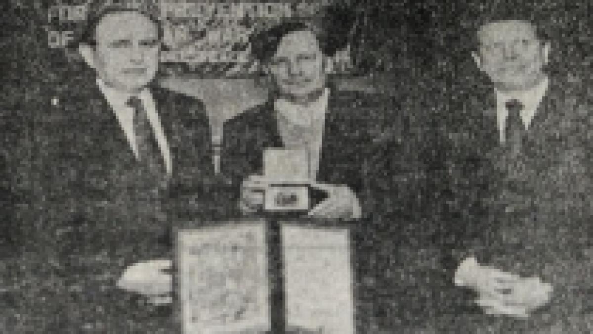 ioan moraru laureat nobel in 1985 vezi fotografia romanului alaturi de echipa castigatoare foto