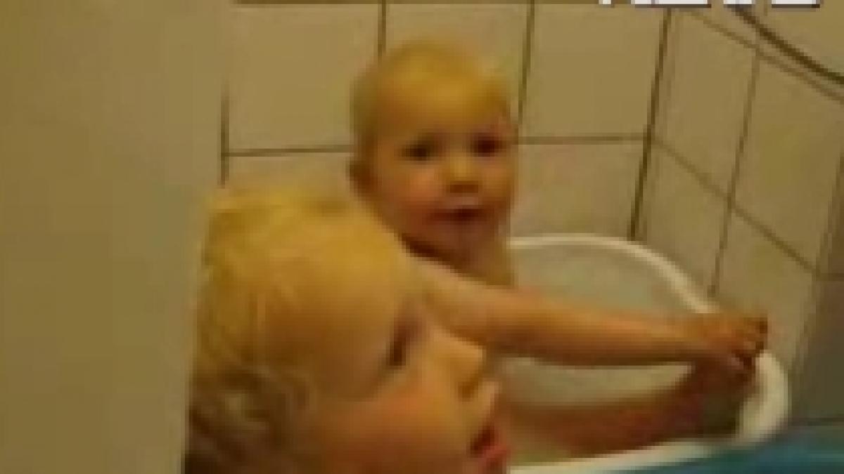 melodia we will rock you interpretata de doi bebelusi video