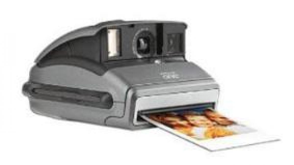 polaroid va invia camera clasica ce furnizeaza fotografii instant