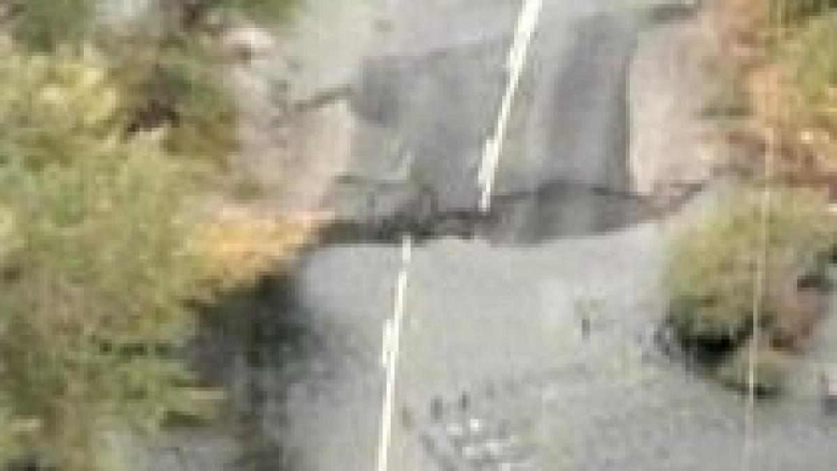 sua versantul unui munte s a prabusit in urma unei alunecari de teren video