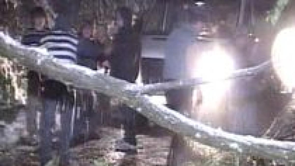 vremea rea a lasat fara curent electric mai multe localitati si a blocat traficul rutier in unele