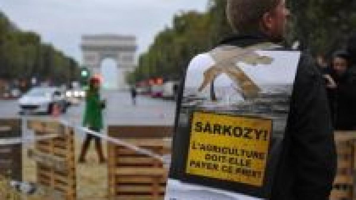 franta bulevardul champs elysees blocat de un protest al agricultorilor video