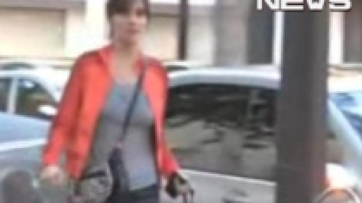 sotia lui roman polanski agreseaza o jurnalista video