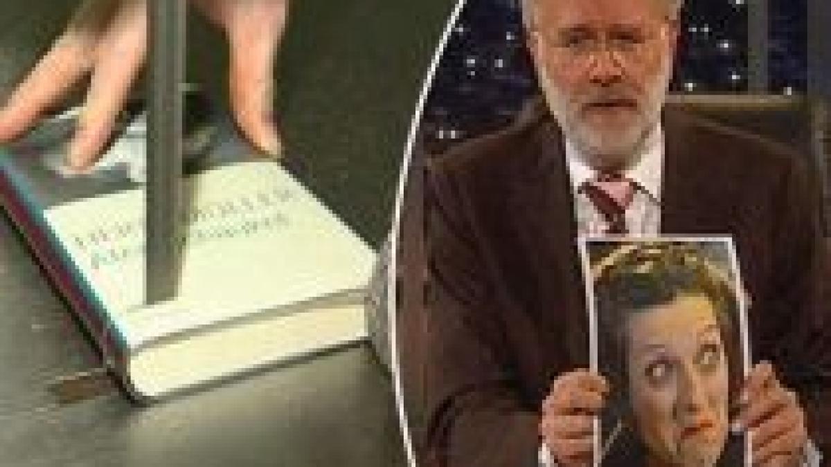 un roman al hertei muller taiat in bucati si aruncat intr o galeata cu sange la o emisiune germana