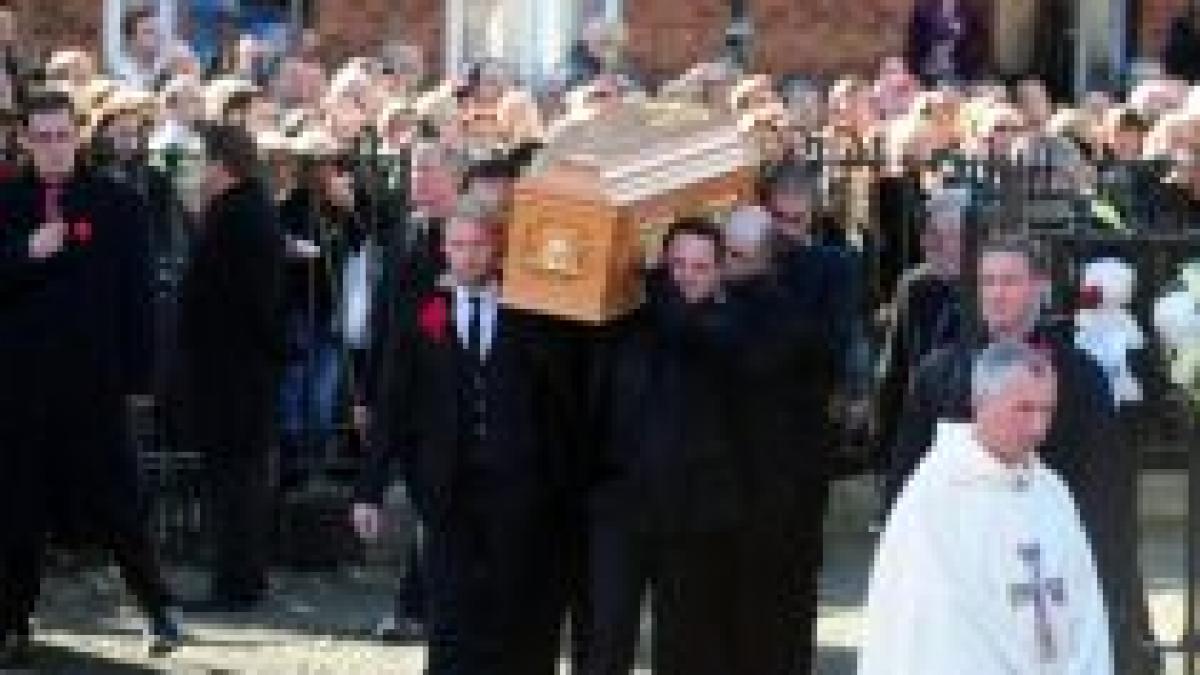 fanii boyzone l au condus pe stephen gately pe ultimul drum video