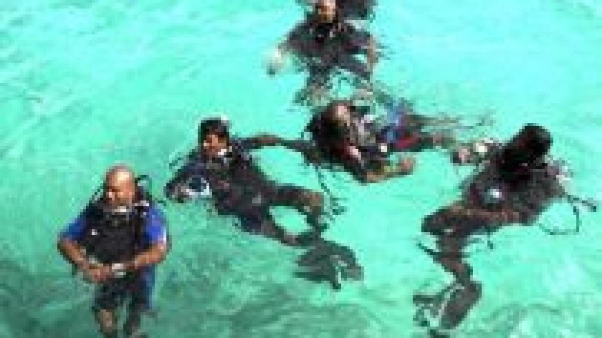 guvernul insulelor maldive s a reunit intr o sedinta subacvatica video