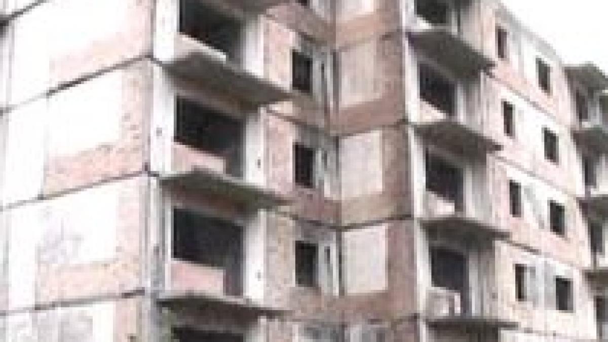 uricani un adolescent a murit strivit de o placa de beton desprinsa dintr un bloc dezafectat