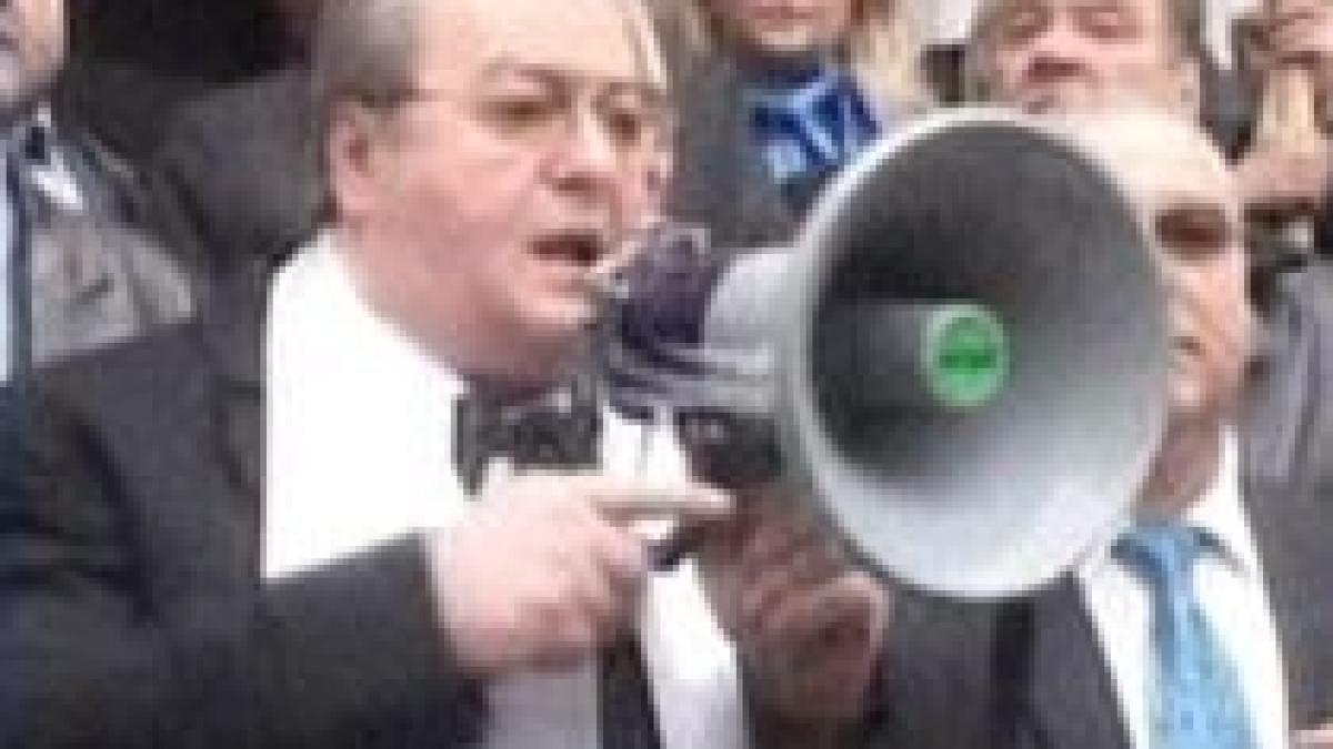 corneliu vadim tudor si a lansat candidatura la presedintie in strada video