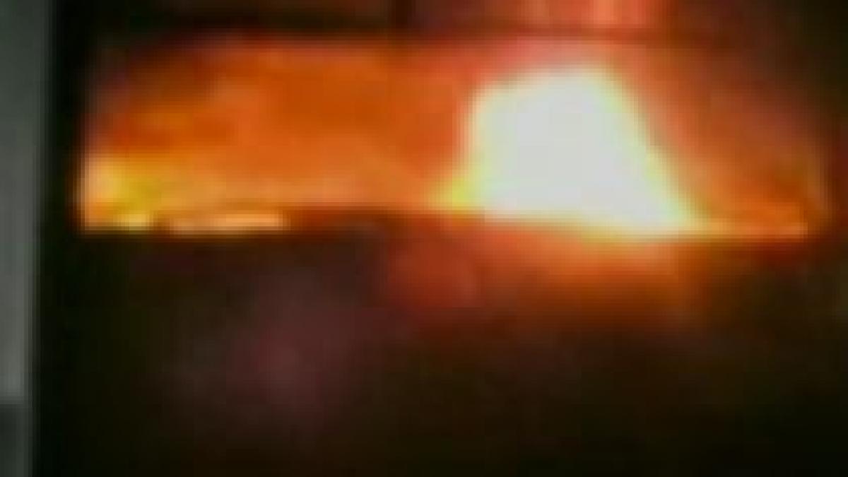 flacarile au distrus acoperisul unui bloc din focsani video