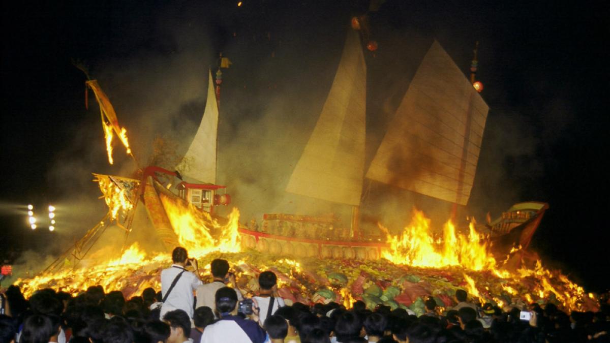 ritual spectaculos taiwanezii au dat foc unei corabii ca sa alunge bolile video
