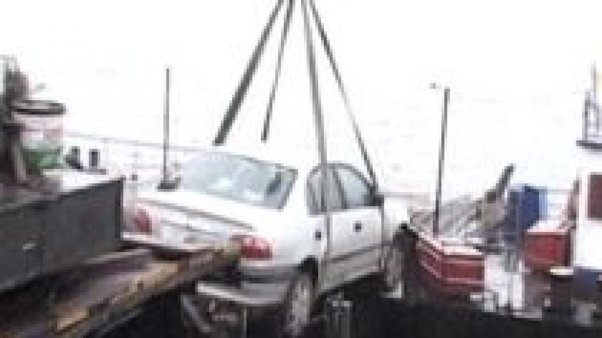 masina la apa a vrut sa treaca dunarea cu bacul si a fost la un pas de a ajunge in fluviu video