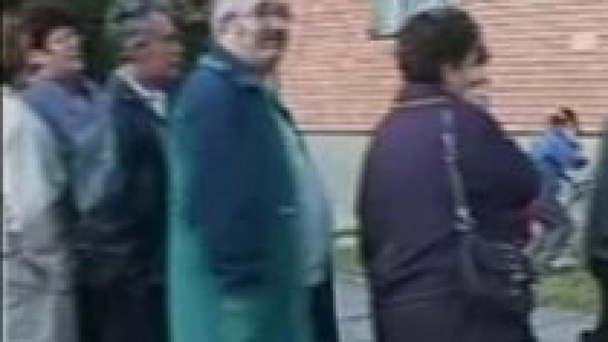 batrani bolnavi sau someri la cozi interminabile pentru ajutoarele de incalzire video