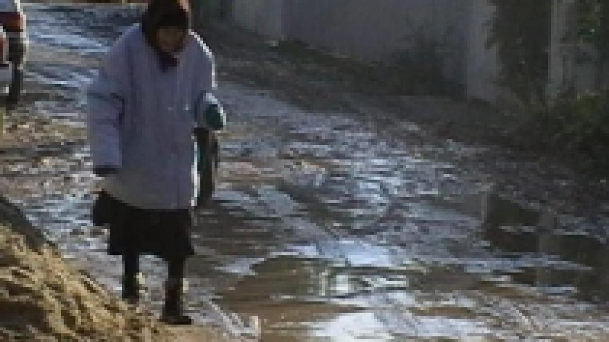 cum arata un sat din apropierea capitalei noroi pana la genunchi si lucrari neterminate foto