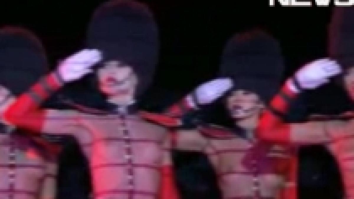 dansatoarele cabaretului crazy horse in lenjerie intima intr un magazin din paris video