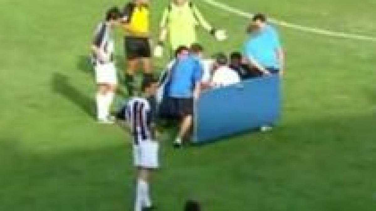 un jucator accidentat la un meci din liga a treia spaniola scos cu o usa de pe teren video