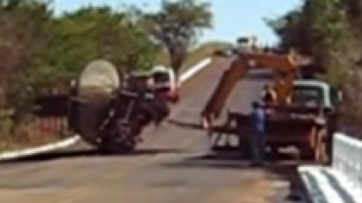 o cisterna a explodat in timp ce muncitorii incercau sa o repuna pe roti video