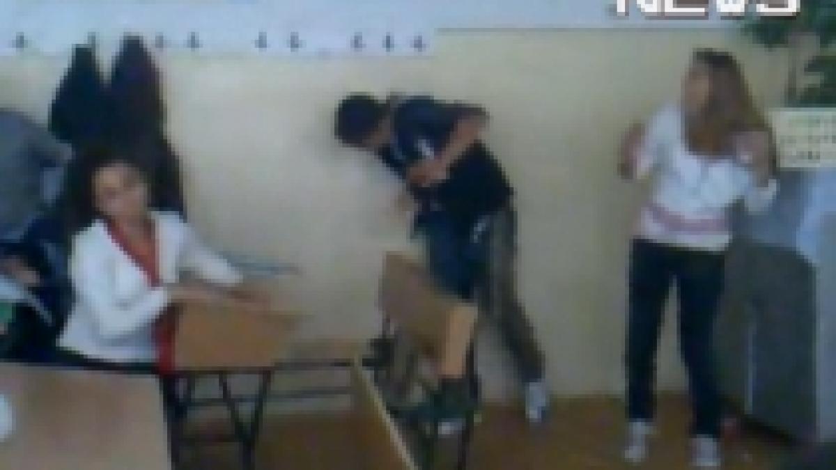 cand profesoara nu i in clasa elevii se bat cu cornuri video