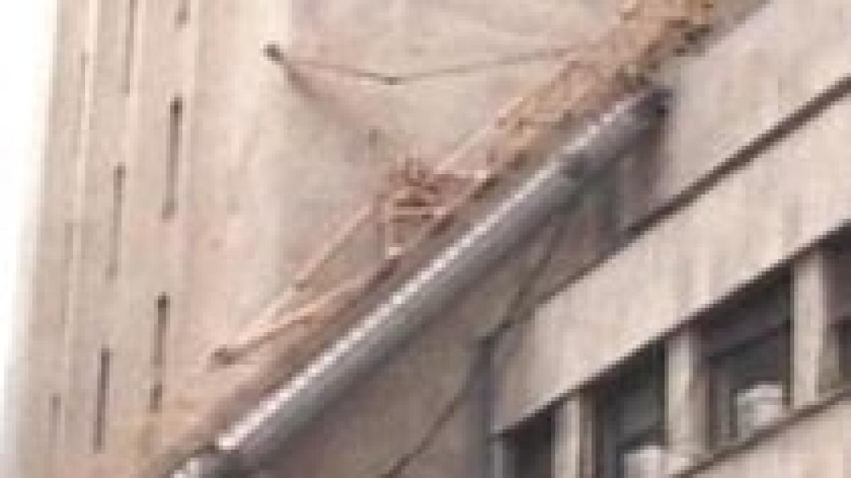 o macara s a prabusit peste ministerul transporturilor video