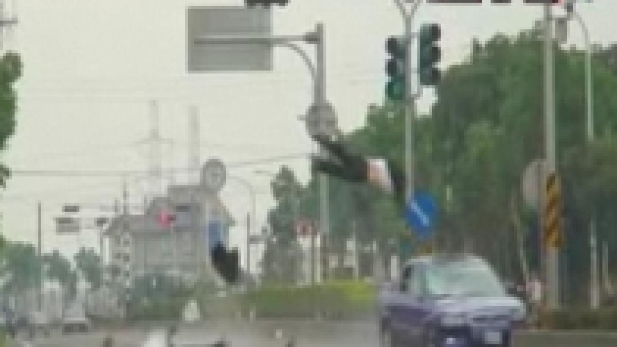 barbat spulberat de pe scuter de o masina care trece pe rosu imagini socante