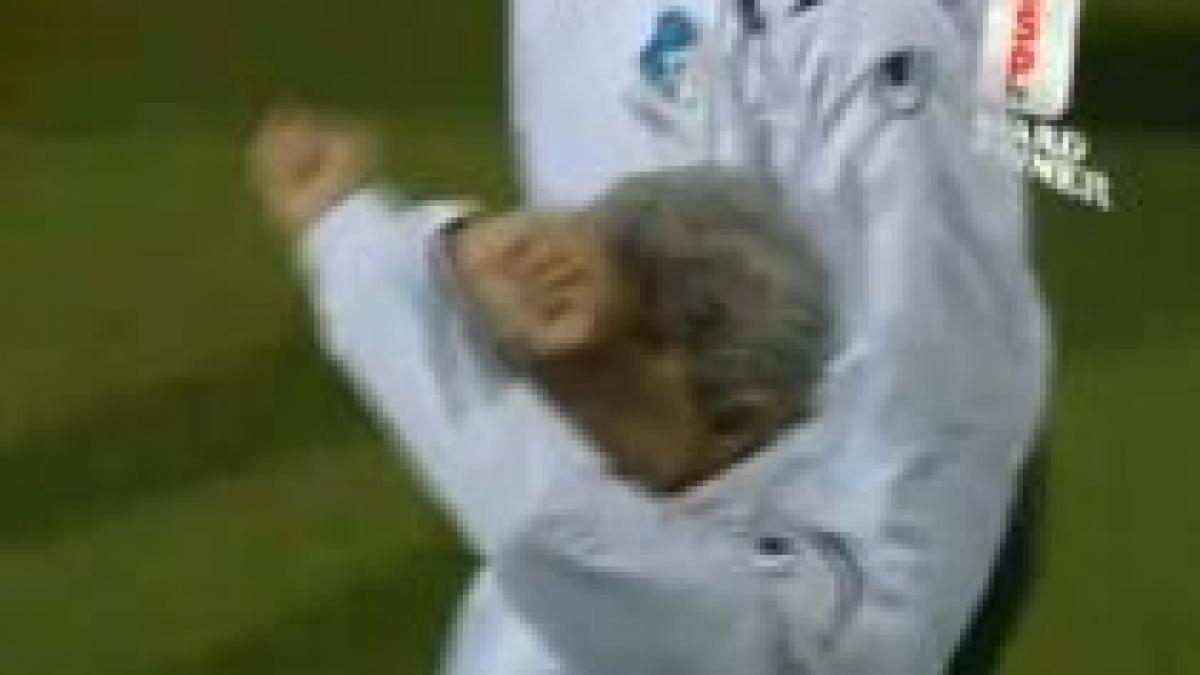 cartu amendat cu 6800 lei si suspendat dupa ce i a aratat mainile incrucisate arbitrului augustus