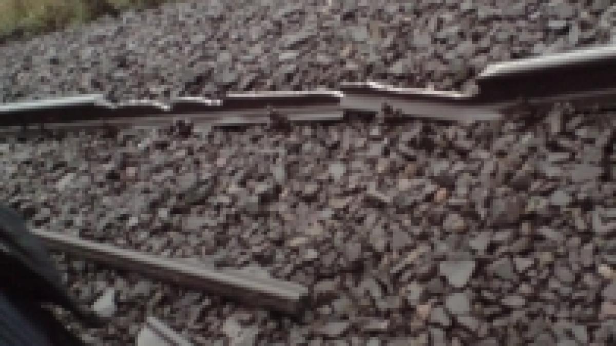 trenul un mijloc de transport periculos sine rupte langa sighisoara foto