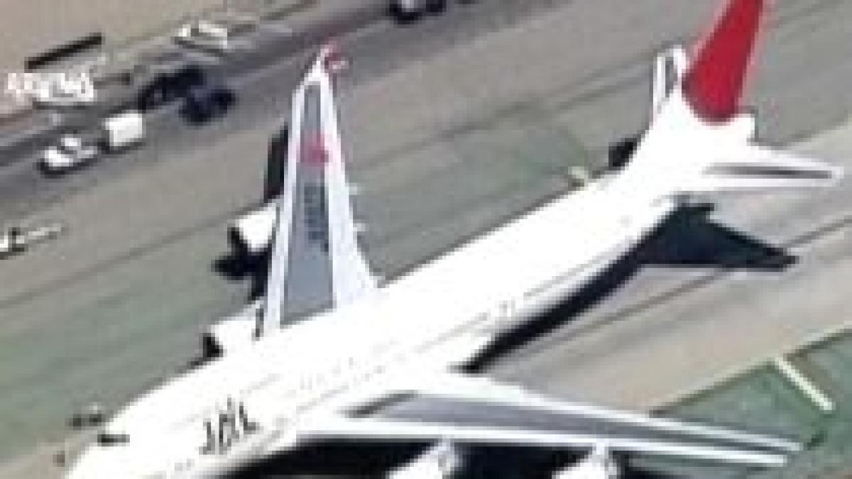 australia pasagerii unui airbus evacuati dupa ce un motor a luat foc la aterizare video