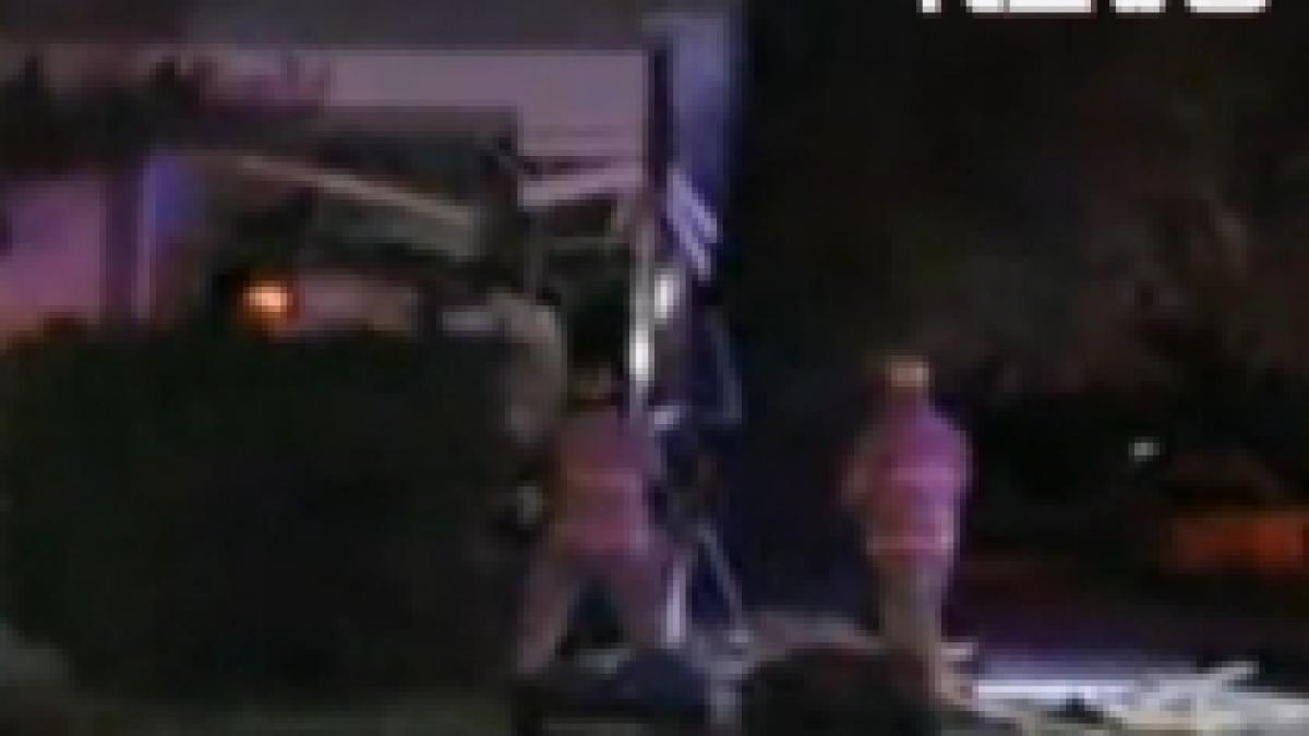 cu masina in pat doi americani aproape striviti de un autoturism care le a lovit casa video